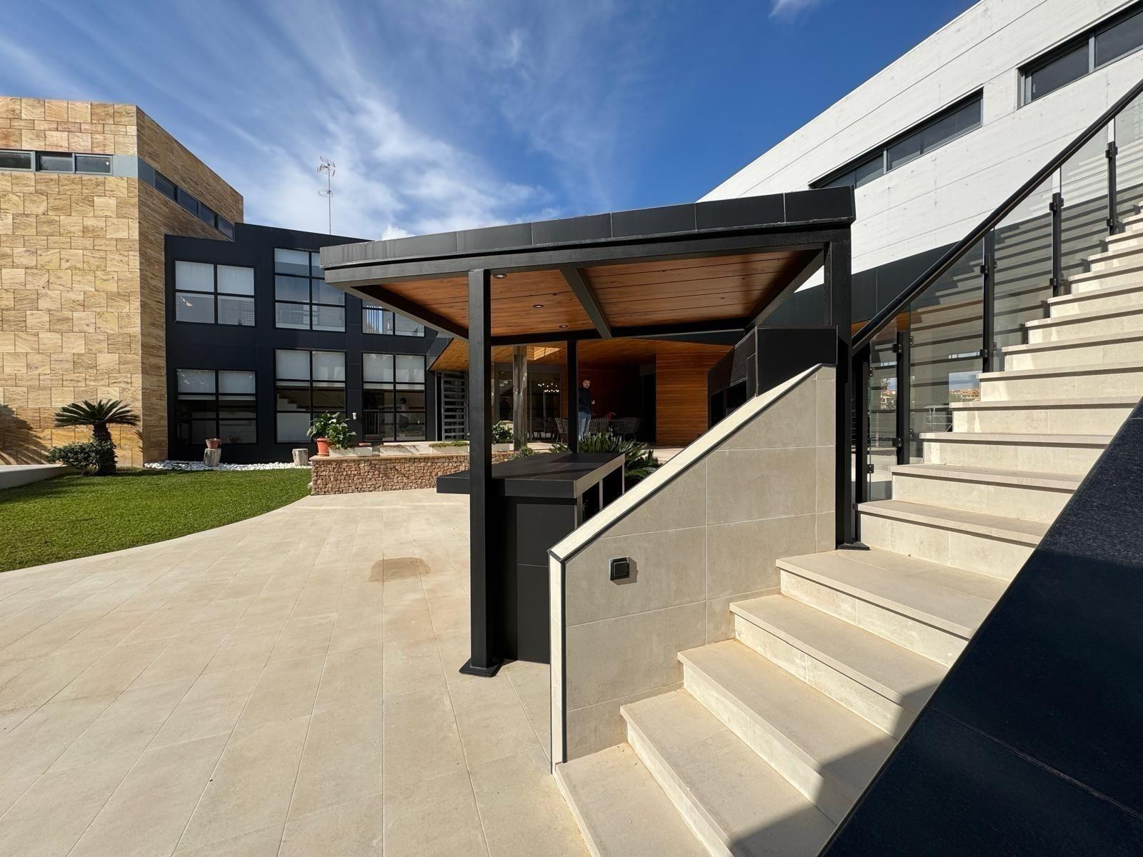 Exclusive luxury villa for sale - Image 1