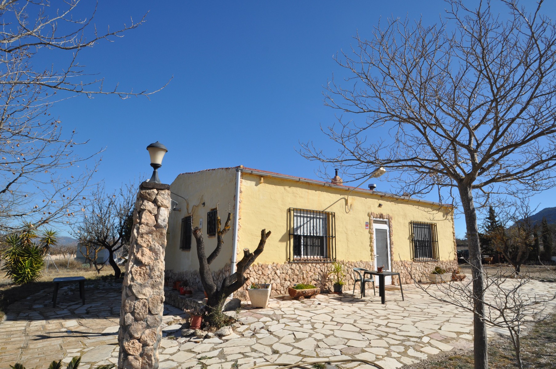 Located just minutes from the lovely town of Salinas, and 5 mins from Sax, Alicante, this property o - Image 1