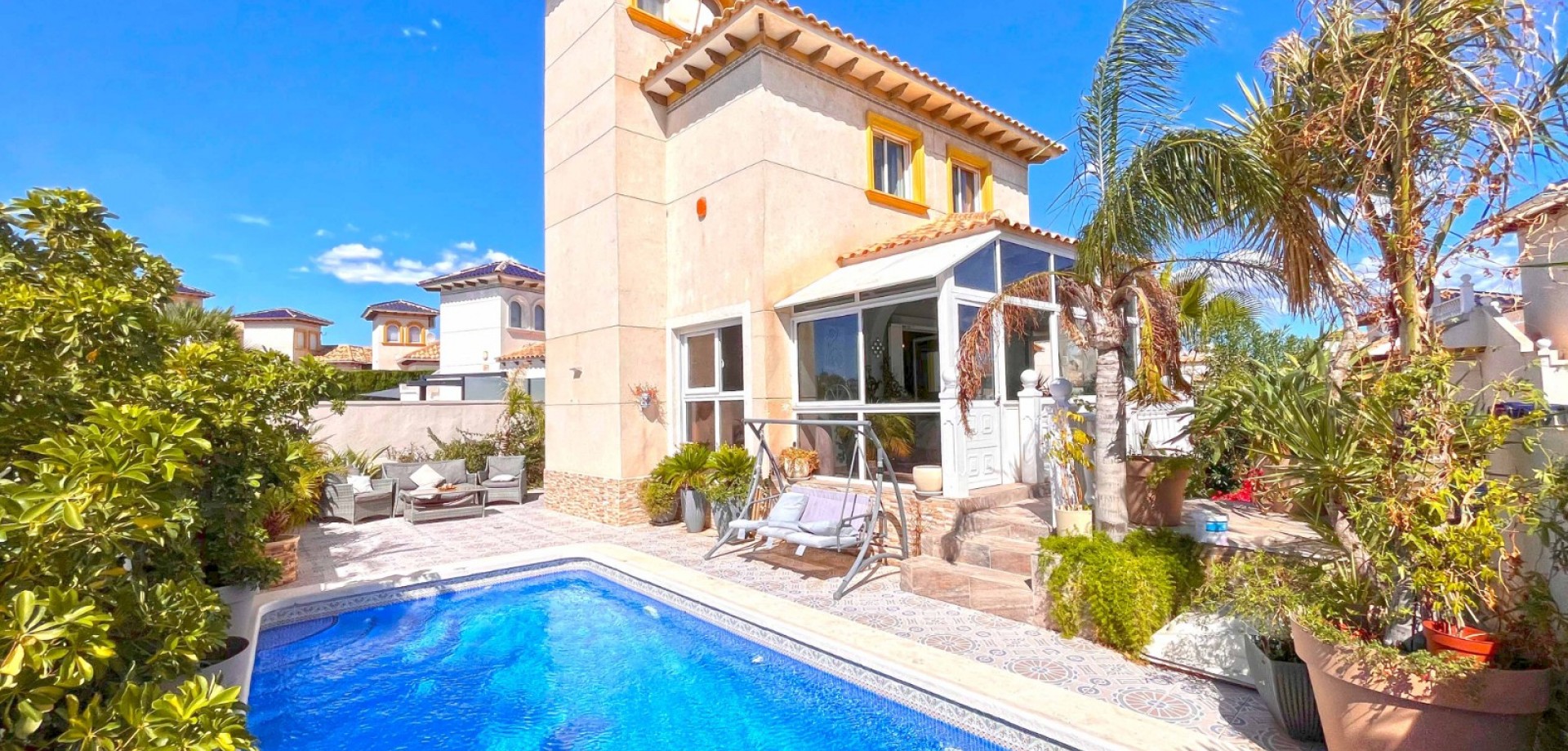 This exquisite 4-bedroom, 3-bathroom detached villa is situated at the end of a quiet cul-de-sac, of - Image 1