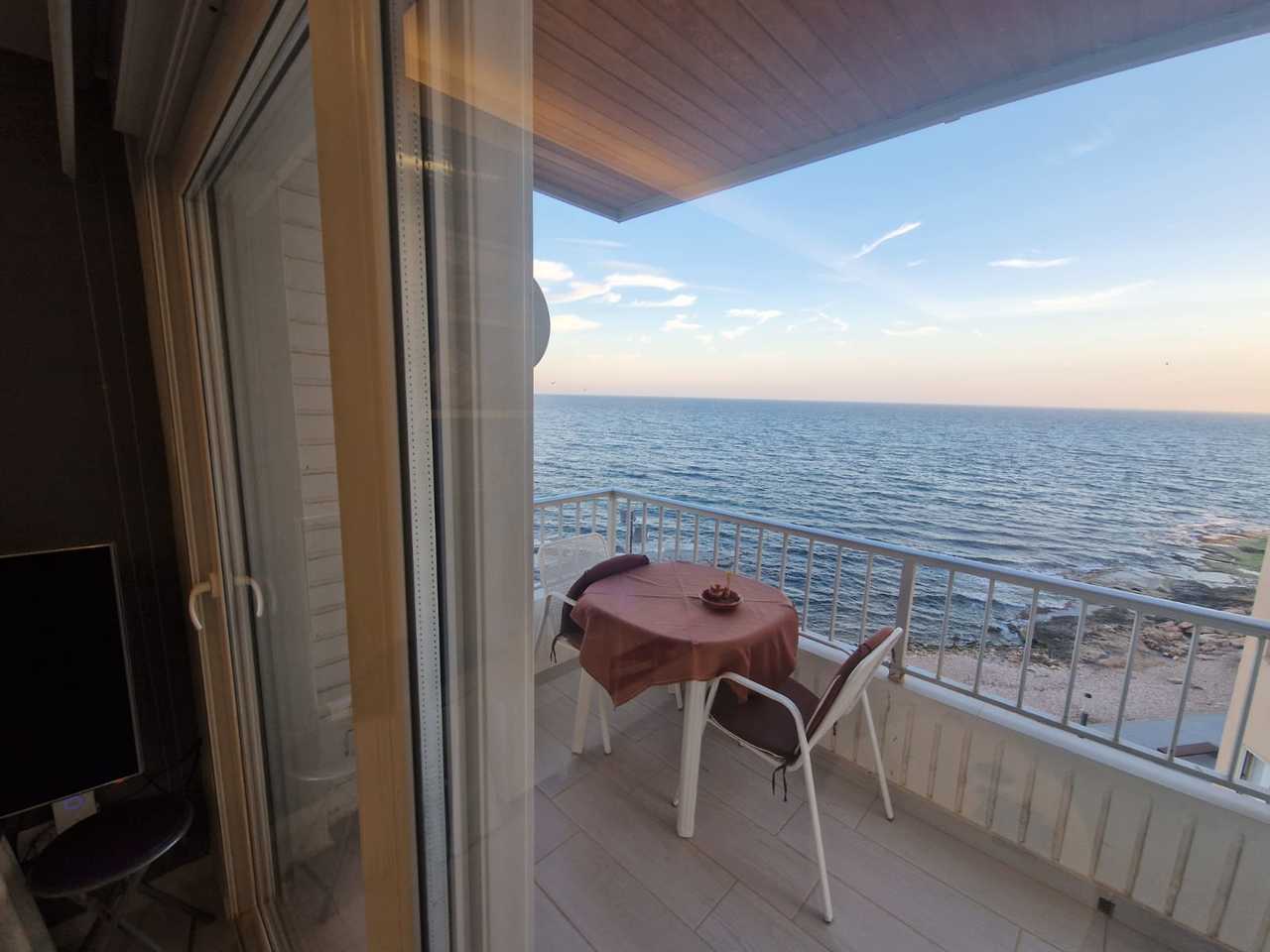 Discover beachfront comfort in this renovated apartment in the prestigious area of Torrevieja - Image 1