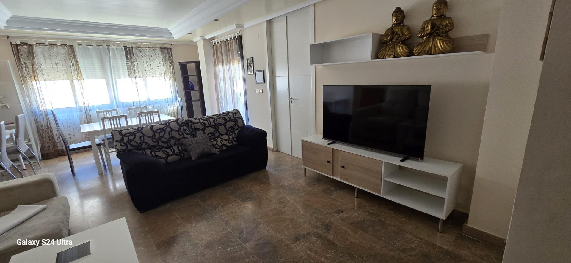 We present to you this spacious apartment located in the coastal city of Torrevieja, just 850 meters