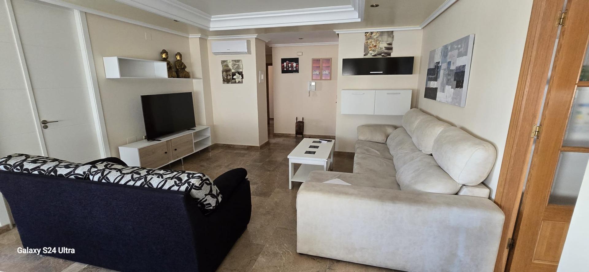 We present to you this spacious apartment located in the coastal city of Torrevieja, just 850 meters