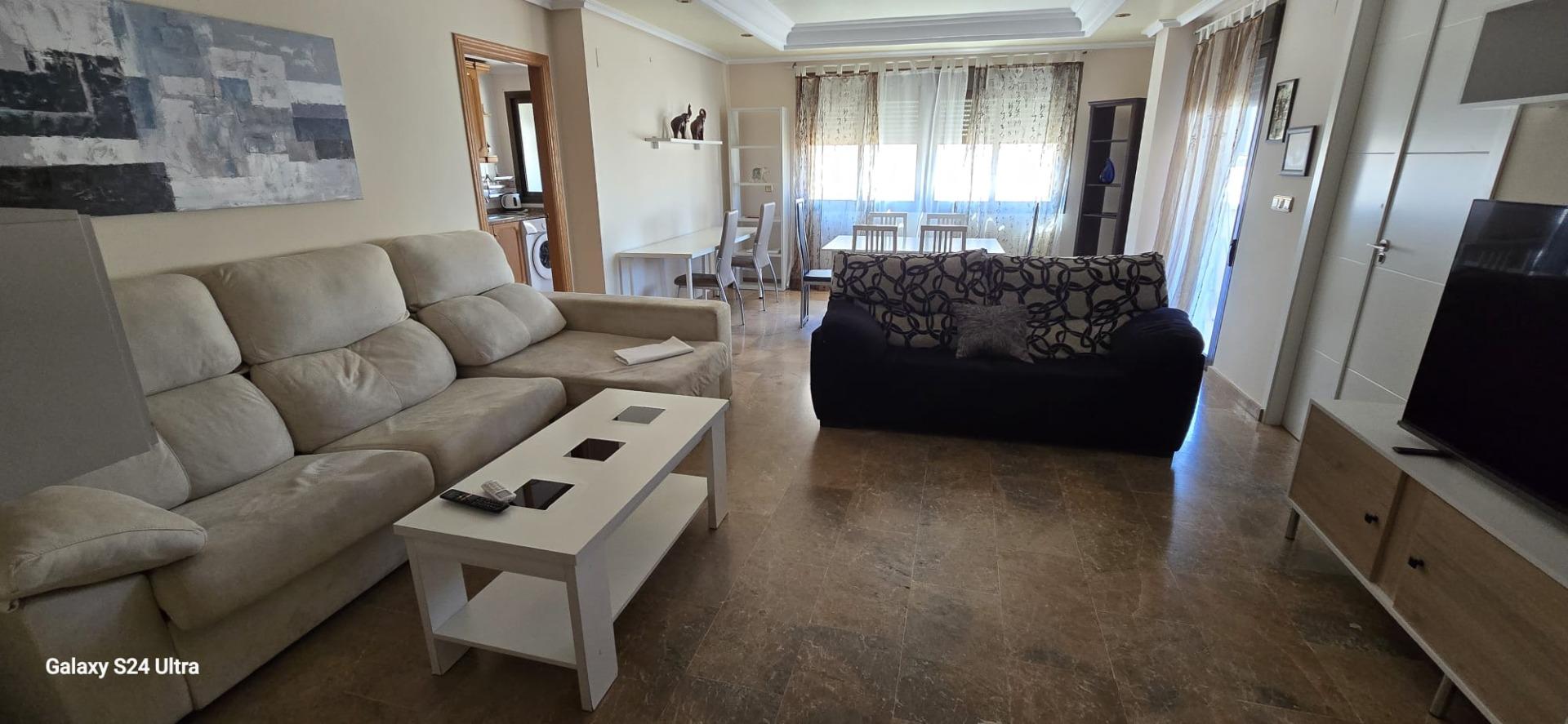 We present to you this spacious apartment located in the coastal city of Torrevieja, just 850 meters