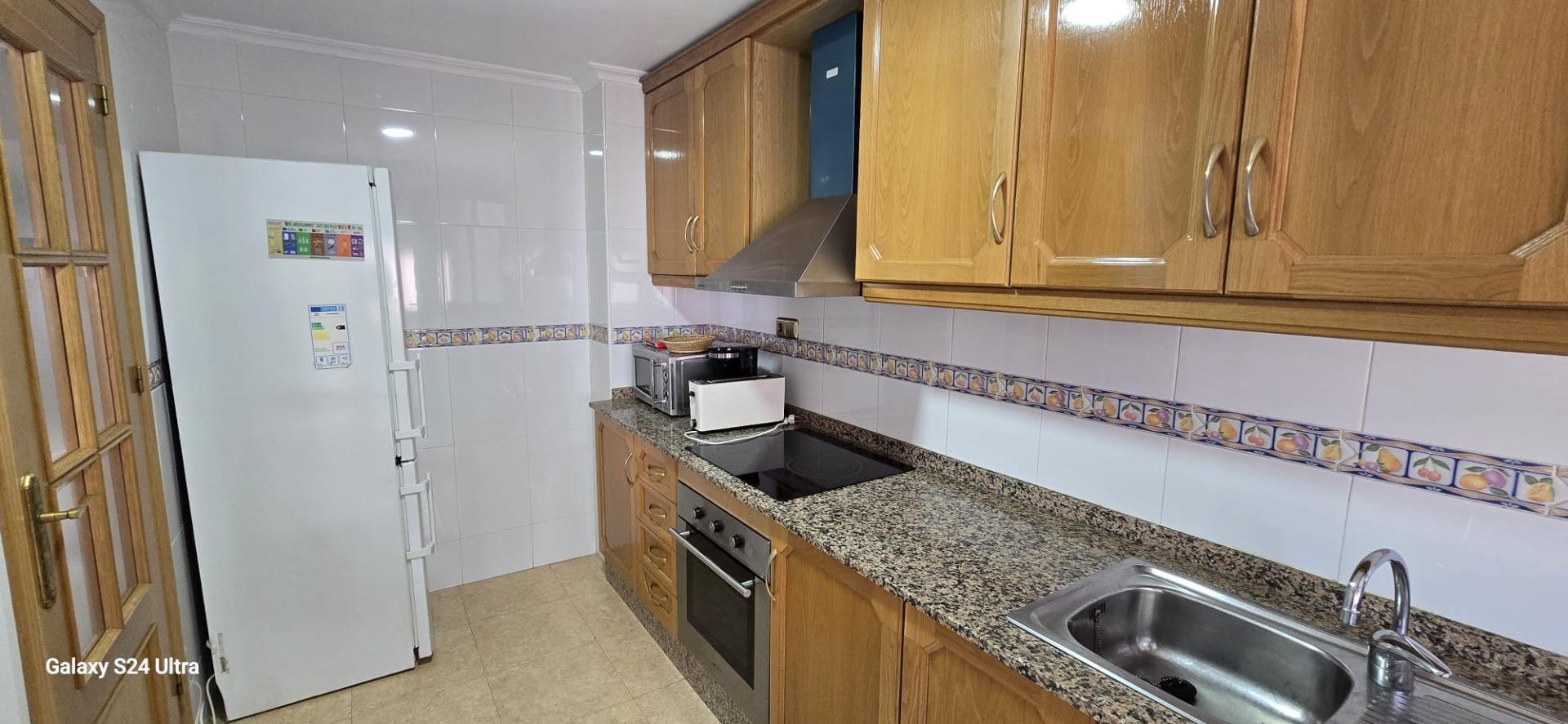 We present to you this spacious apartment located in the coastal city of Torrevieja, just 850 meters