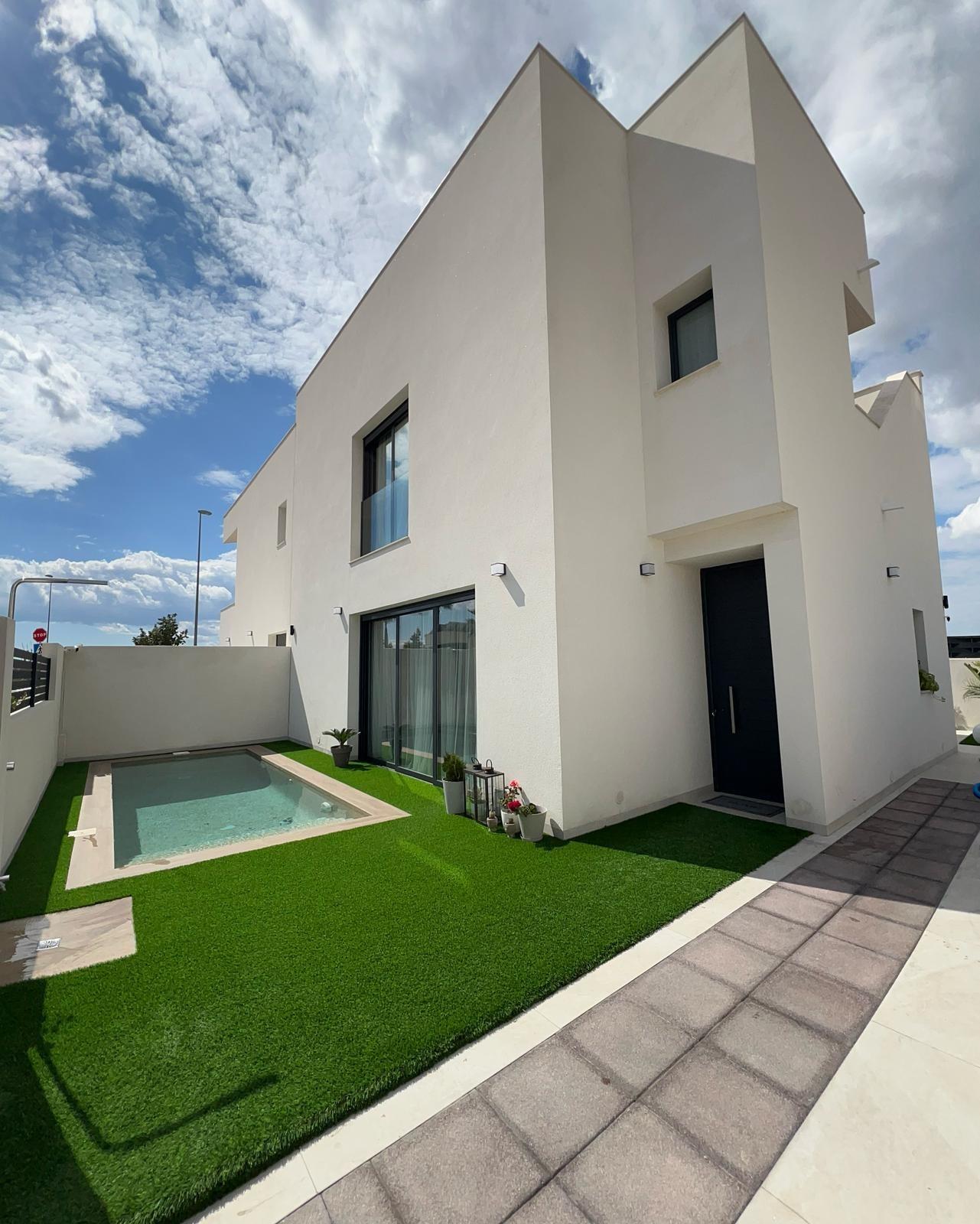 We present this wonderful two-storey semi-detached house located in Benijófar - Image 1