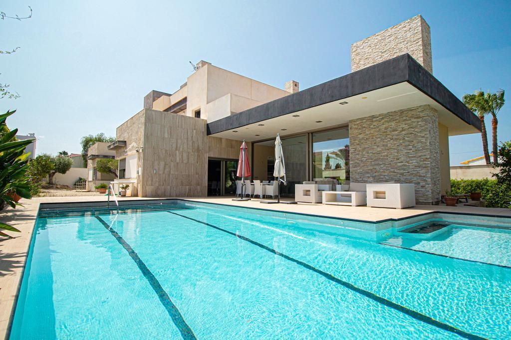 Luxury villa 900 meters from the beach - Image 1