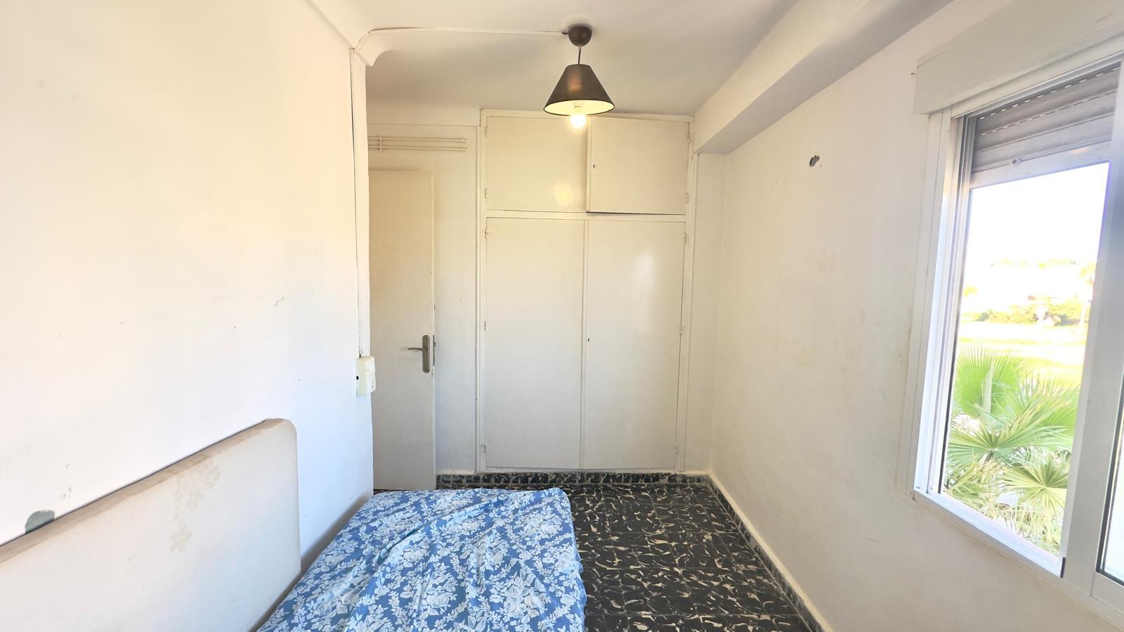 Strandnära Lägenhet med Renoveringspotential och Havutsikt - Image 1