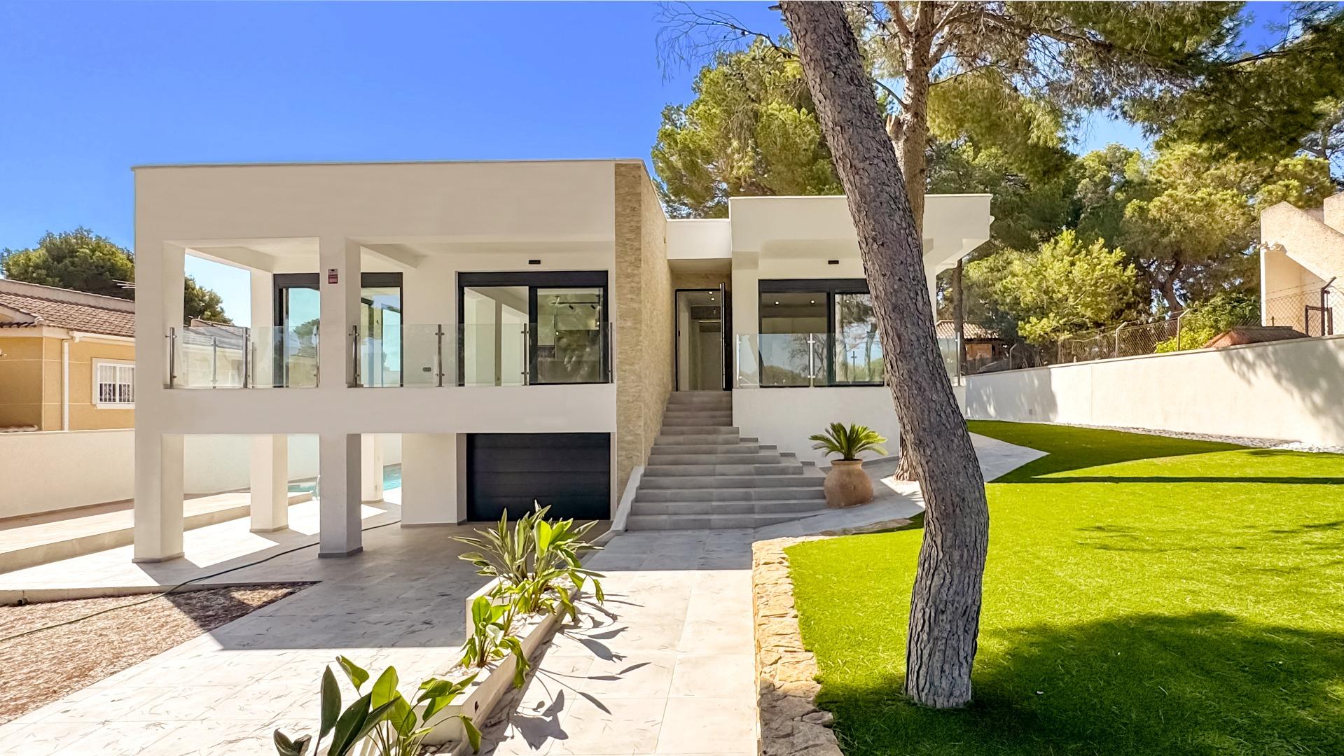 If you dream of a spacious, modern and comfortable home on the coast of Spain, this villa is made fo - Image 1