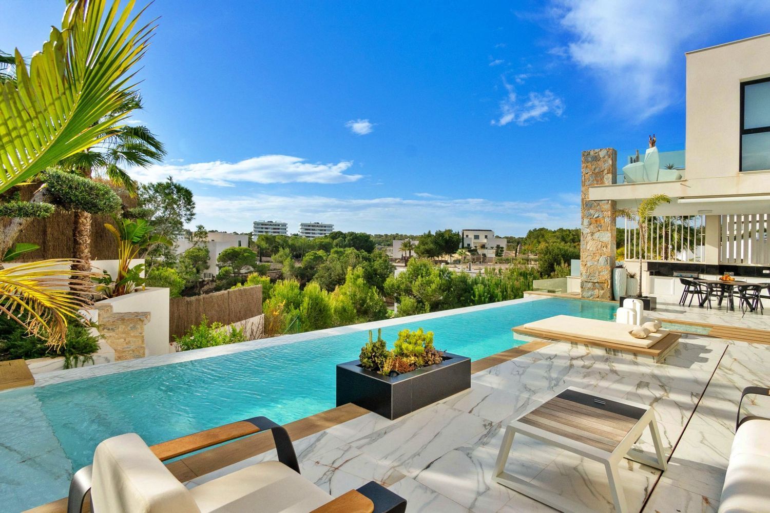 Stig in i lyxen med denna villa i Las Colinas Golf & Country Club - Image 1