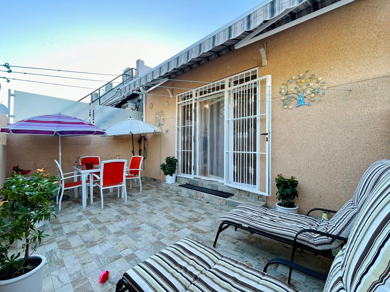 We present this charming townhouse, a perfect opportunity for those seeking sun, tranquility, and qu - Image 1