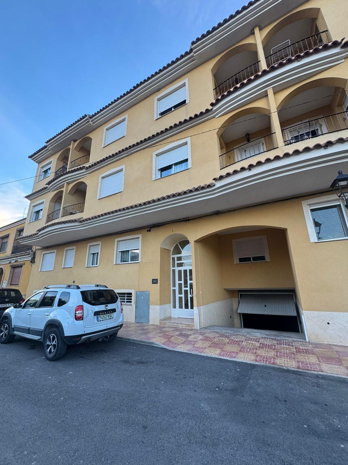 Discover this spacious apartment in the charming town of Jacarilla - Image 1