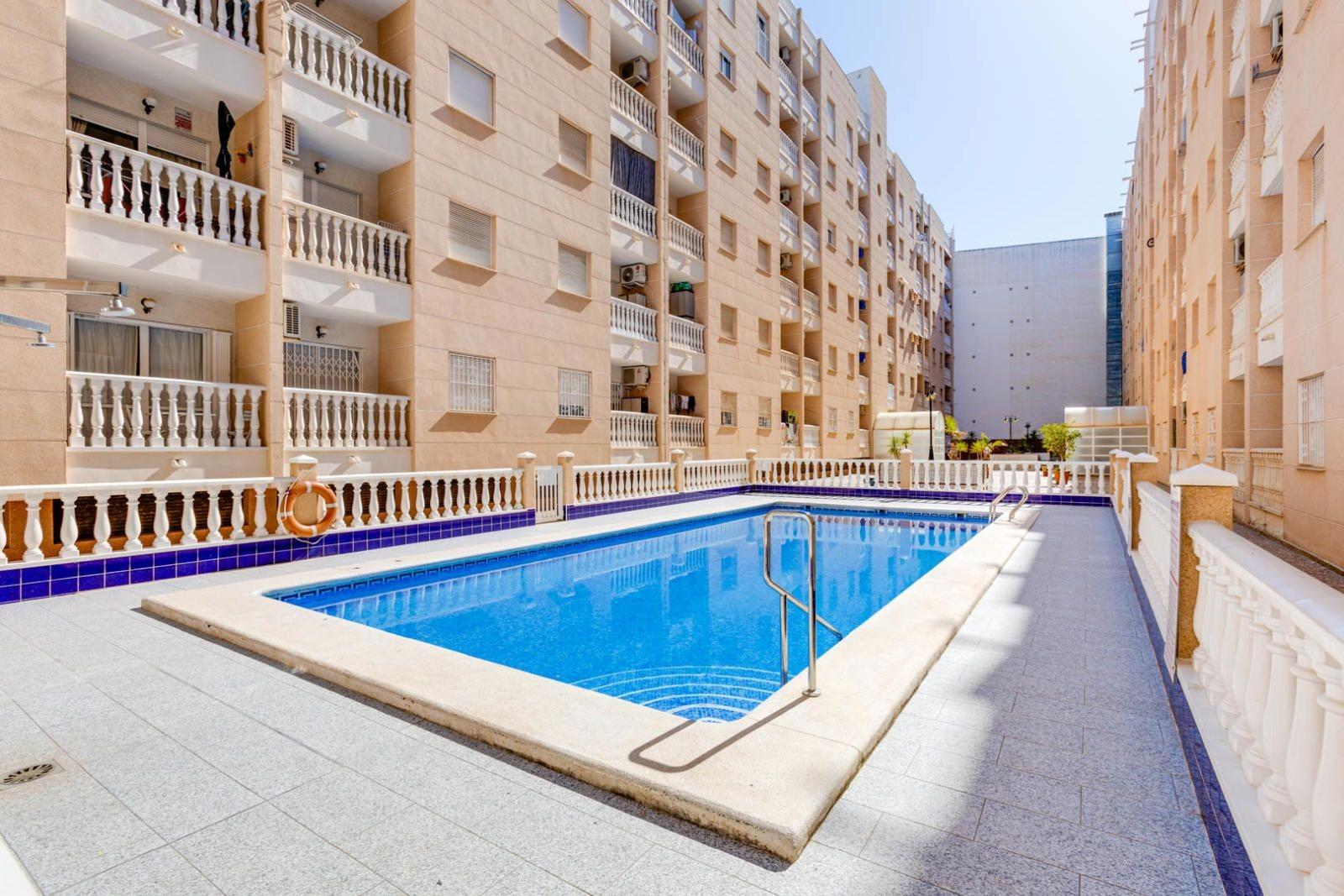Modern lägenhet med 3 sovrum och gemensam pool i Torrevieja - Image 1