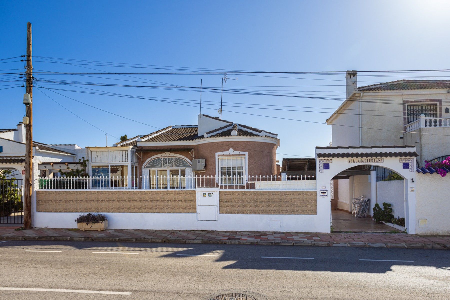 Discover this charming detached villa, located in a quiet and pleasant residential area of Torreviej - Image 1