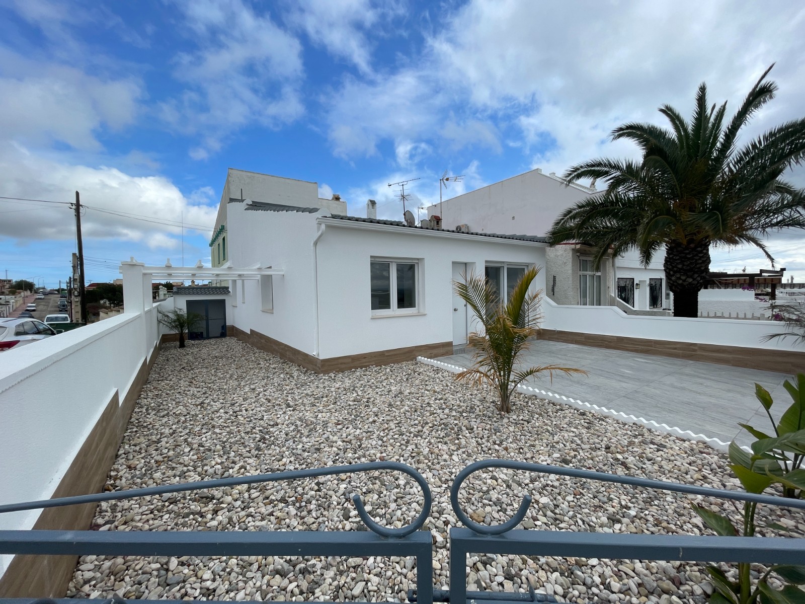 The property offers 80 m² of living space, smartly distributed into 3 comfortable bedrooms, one full - Image 1