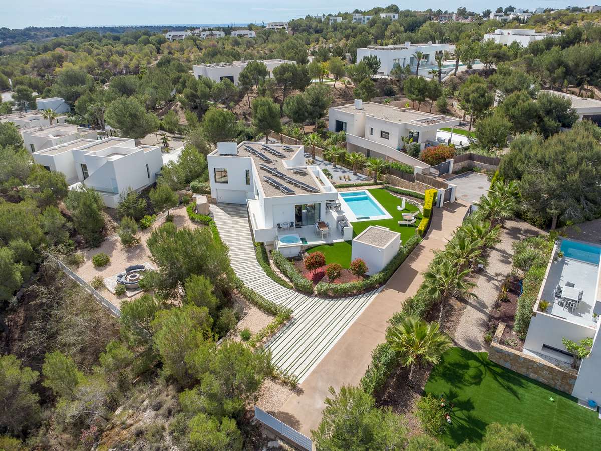 Located within the internationally acclaimed Las Colinas Golf & Country Club on the Costa Blanca, th - Image 1