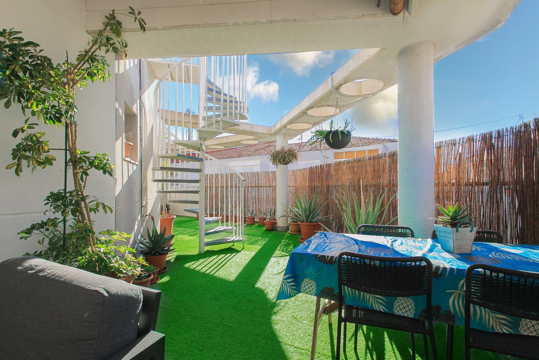 Exclusive penthouse in Alicante with solarium, terrace and panoramic views This exclusive penthouse - Image 1