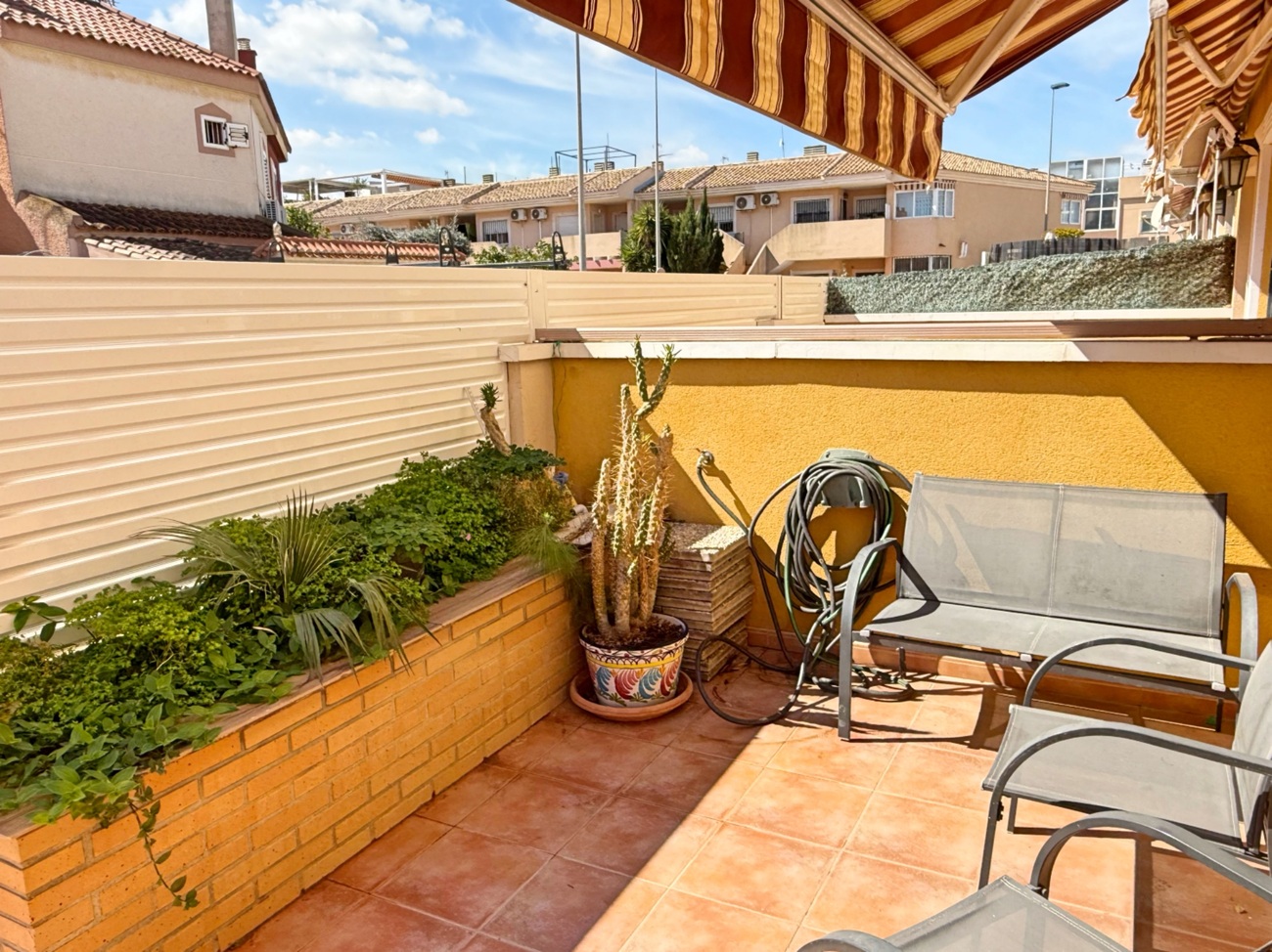 This charming duplex townhouse is located in a quiet residential area of Santiago de la Ribera, only
