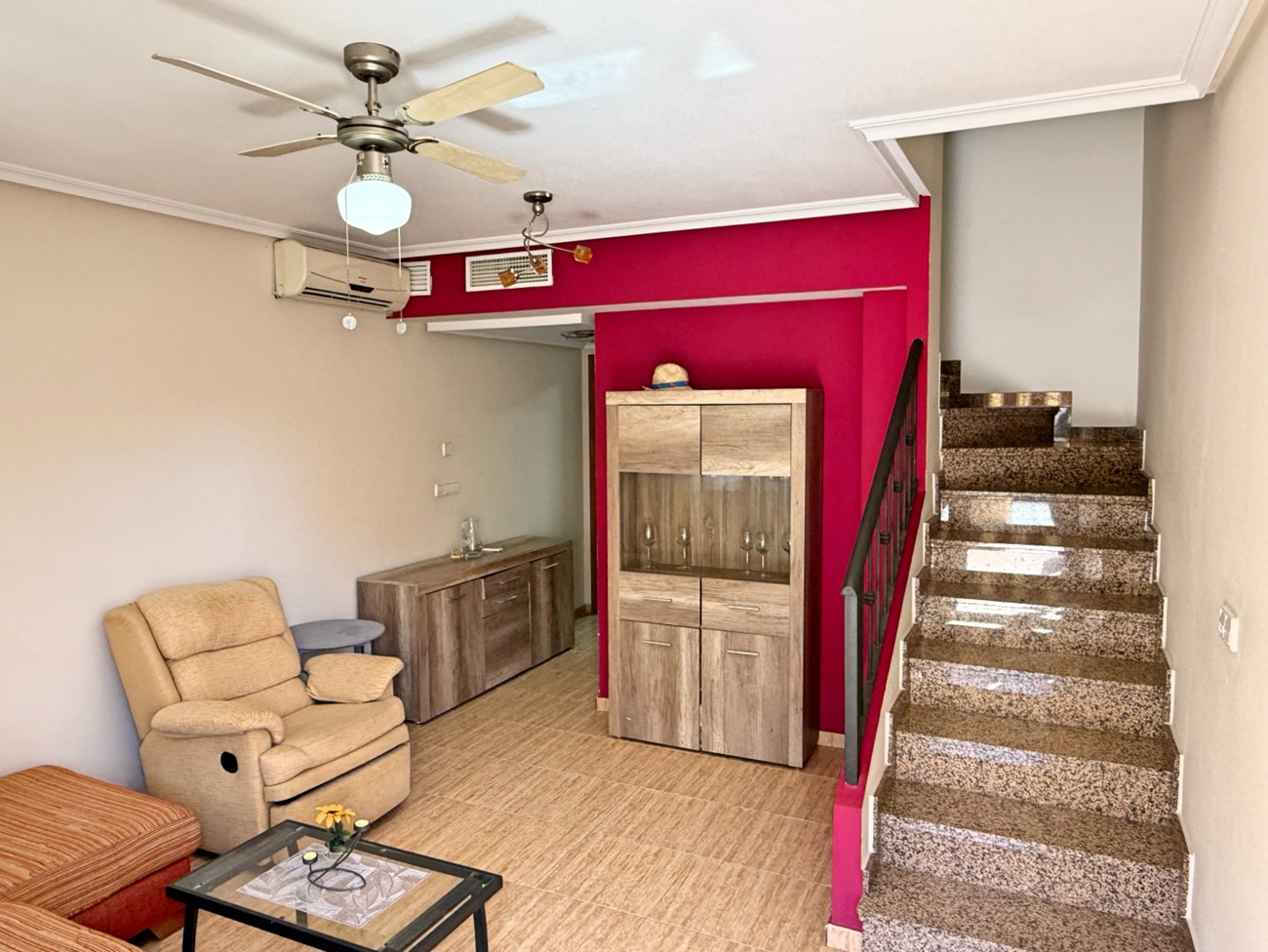 This charming duplex townhouse is located in a quiet residential area of Santiago de la Ribera, only