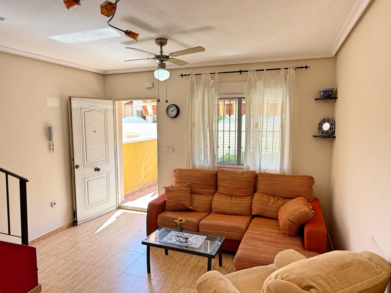 This charming duplex townhouse is located in a quiet residential area of Santiago de la Ribera, only