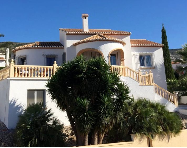 Detached villa with communal pool, 4-5 bedrooms, underfloor heating, air conditioning, fireplace, se - Image 1