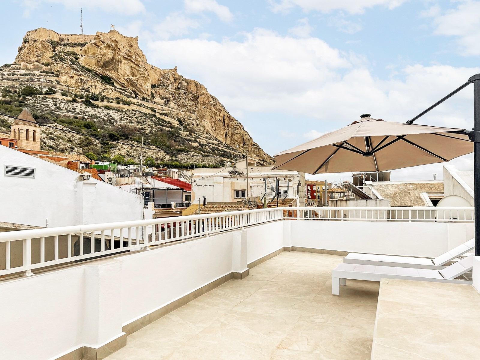 Renovated penthouse for sale in the center of Alicante with two private terraces Discover this exclu - Image 1