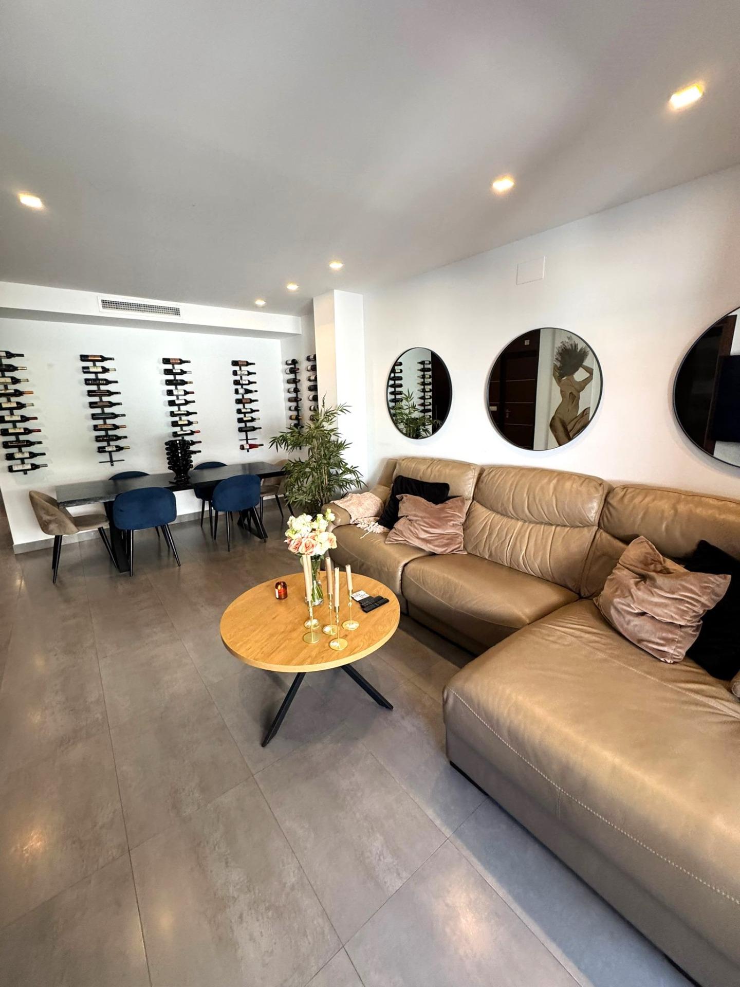 Property located in the heart of Torrevieja, on a quiet pedestrian street and just 80 meters from th - Image 1