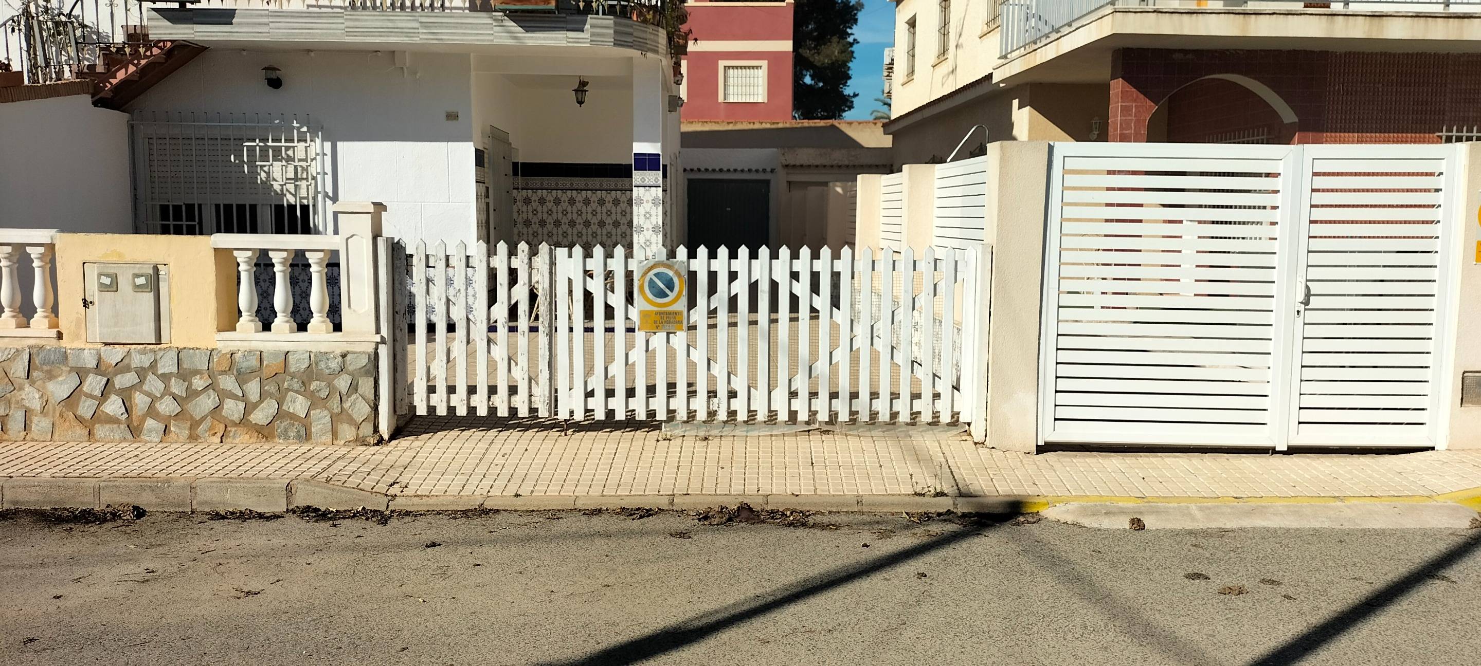 Discover this charming semi-detached villa in La Torre de la Horadada - Image 1