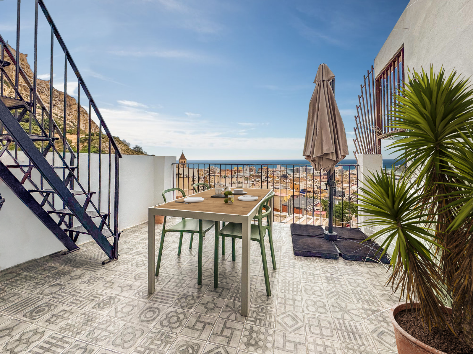 Tourist house with sea views and high rental yield in Alicante Old Town Located at the highest point - Image 1