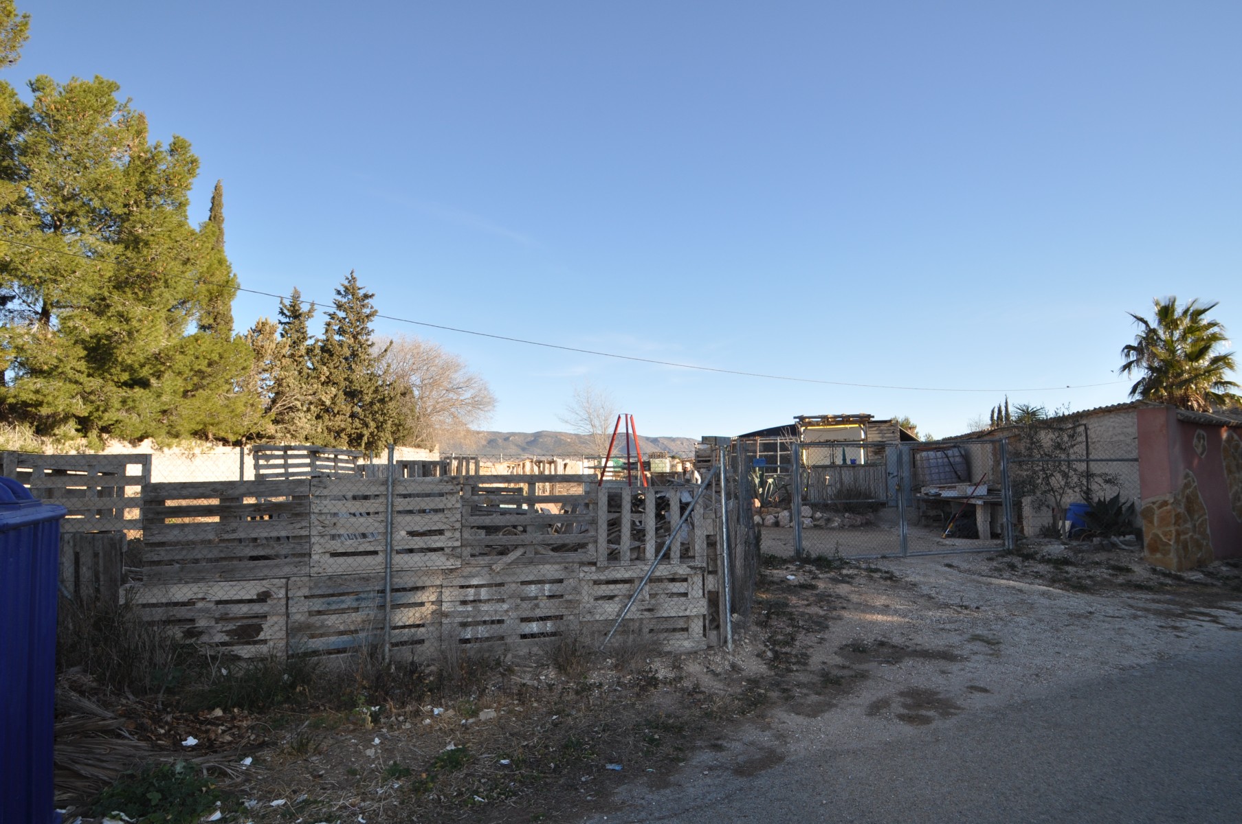 Located in a small hamlet just five minutes from Pinoso, this 591m² fenced property is ideal for tho - Image 1