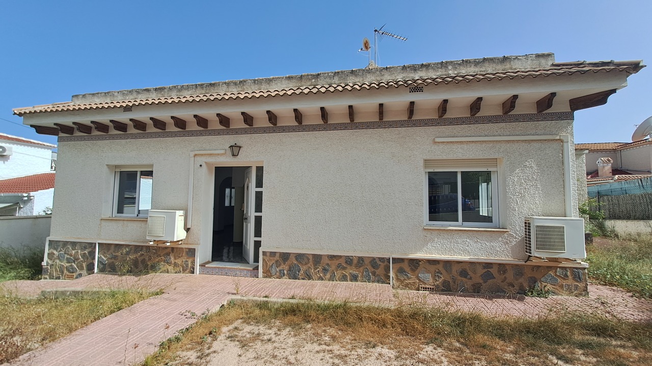 We present this villa located in Villamartin - Image 1