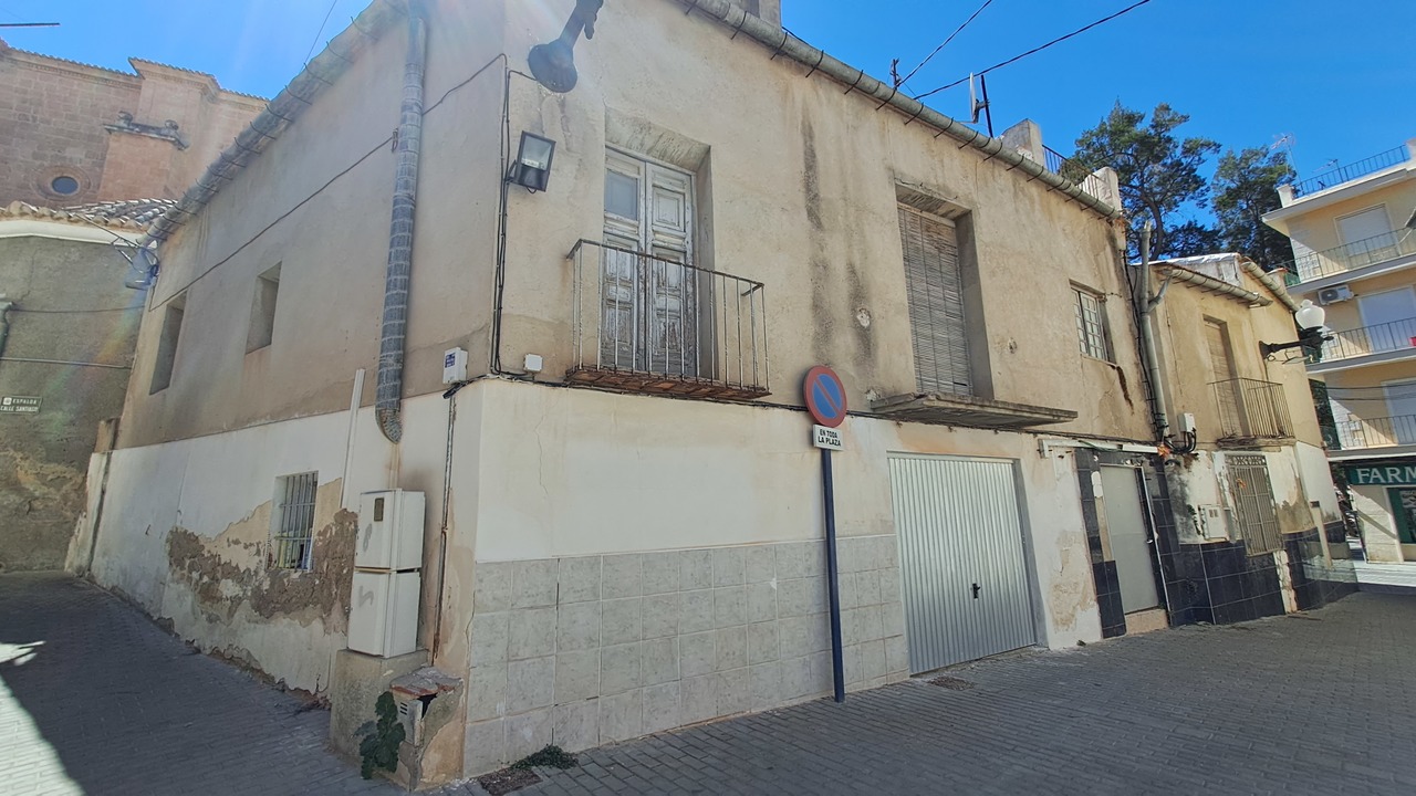 We present this building with charm in Orihuela city - Image 1