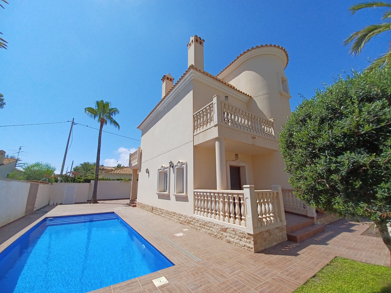 This fabulous home is located in a prime location in Cabo Roig, just 400m from the beach - Image 1