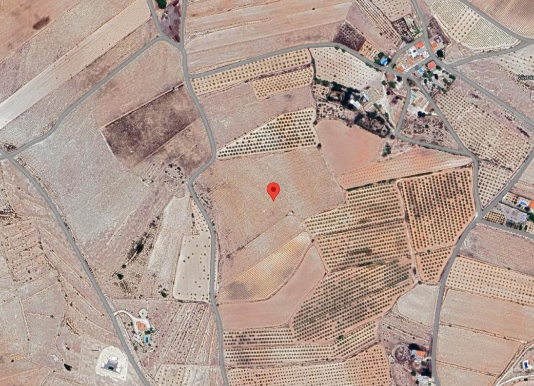 This building plot of 42,248 m² is situated in a peaceful hamlet just outside Pinoso - Image 1