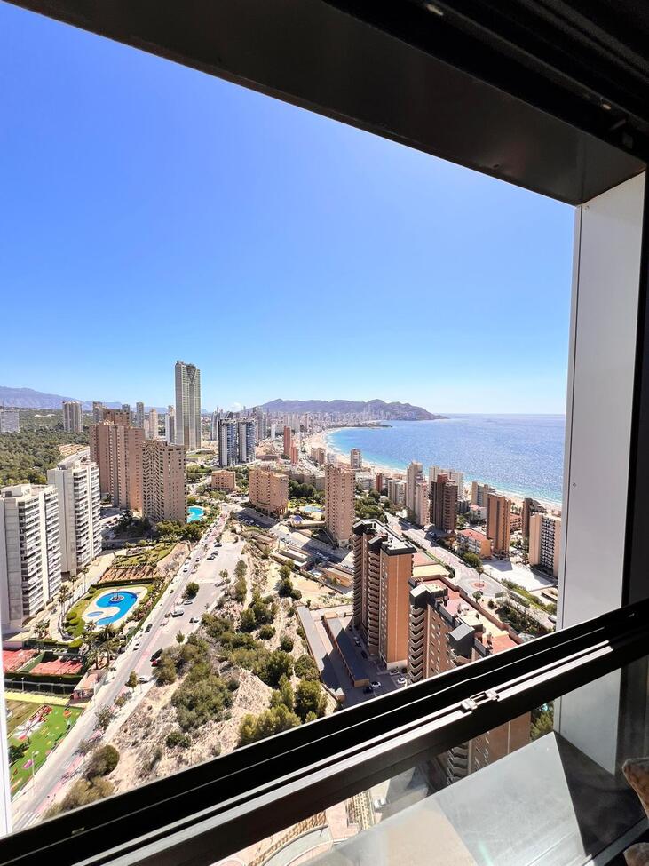 ¡Descubra un lujoso apartamento en el mar Mediterráneo, ubicado en el piso 30 de un prestigioso edif - Image 1