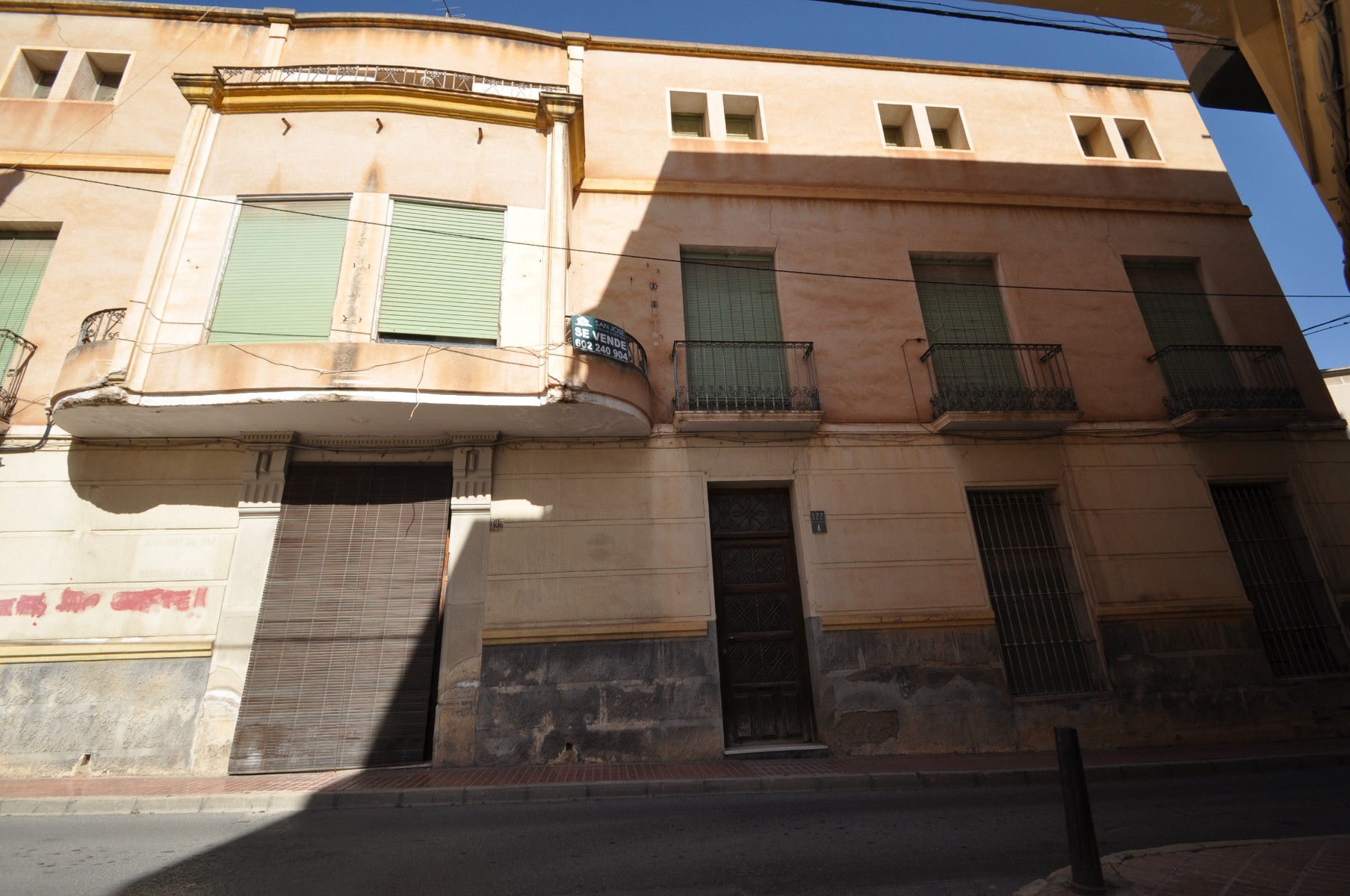 Impressive town house of almost 400 square meters built located in the center of Monovar - Image 1