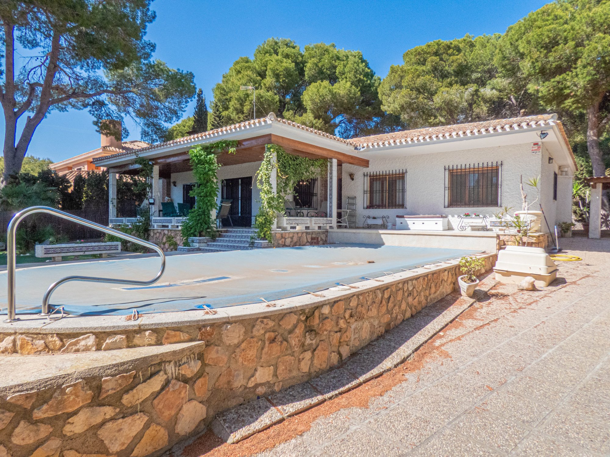 We are pleased to offer this FABULOUS DETACHED VILLA, which is all on one level, it has an internal - Image 1