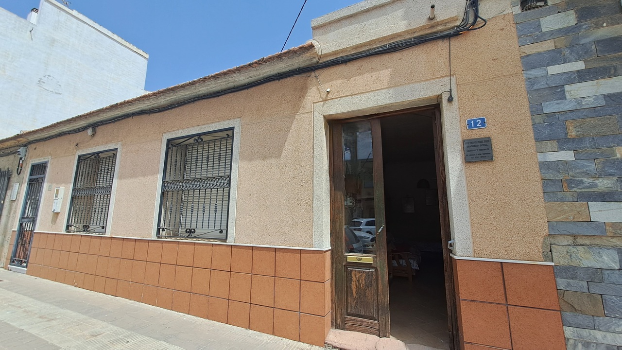 We present a good opportunity to have your own home in the center of Los Montesinos - Image 1