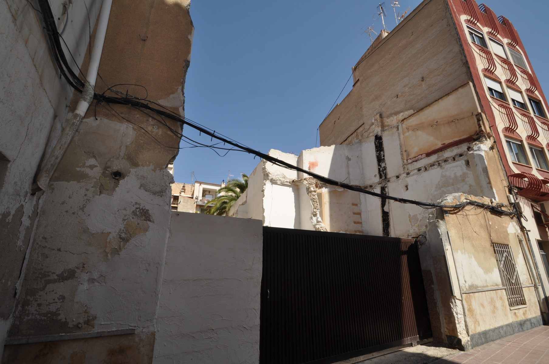 Solar of 215 square meters located in the center of Monovar with possibility of water and electricit - Image 1