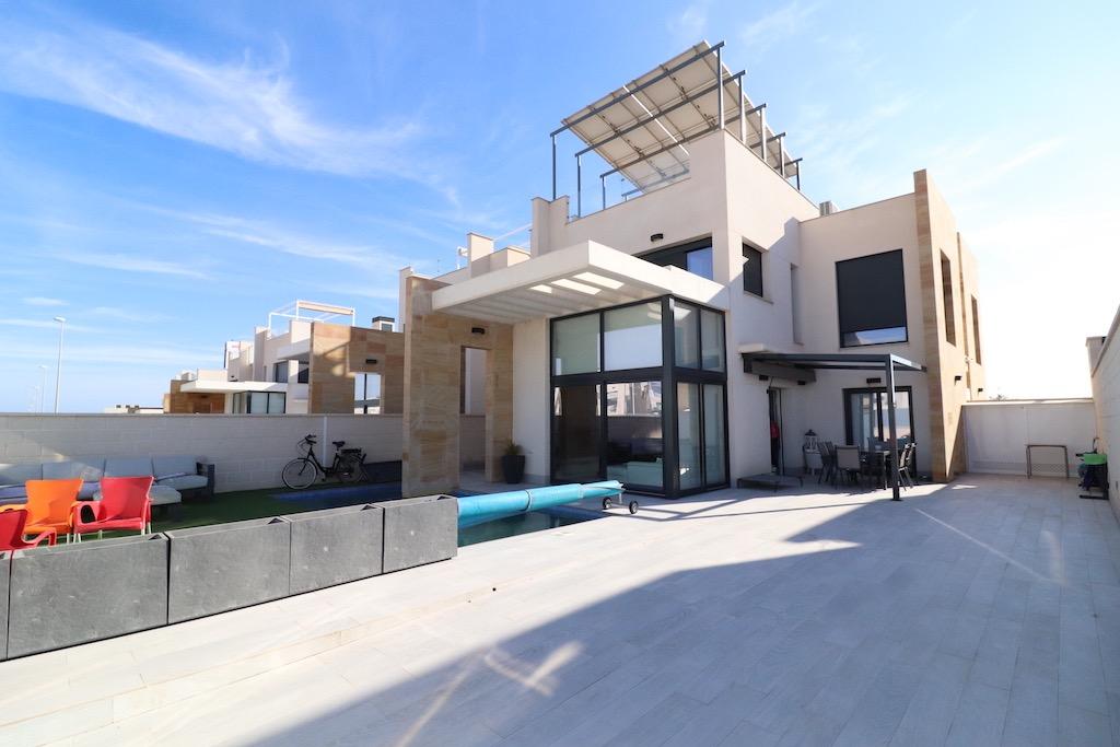 Lomas de Caboo Roig, spectacular independent villa with a large plot of 230 m2 and a house on two fl - Image 1