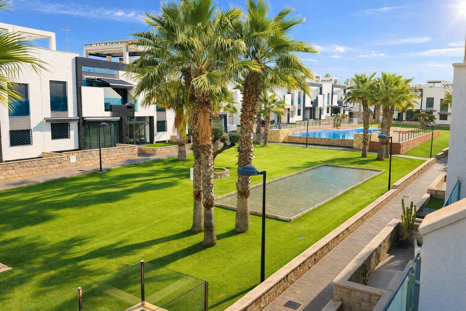 Exclusive furnished penthouse in the prestigious Oasis Beach 7 residence, Torrevieja - Image 1
