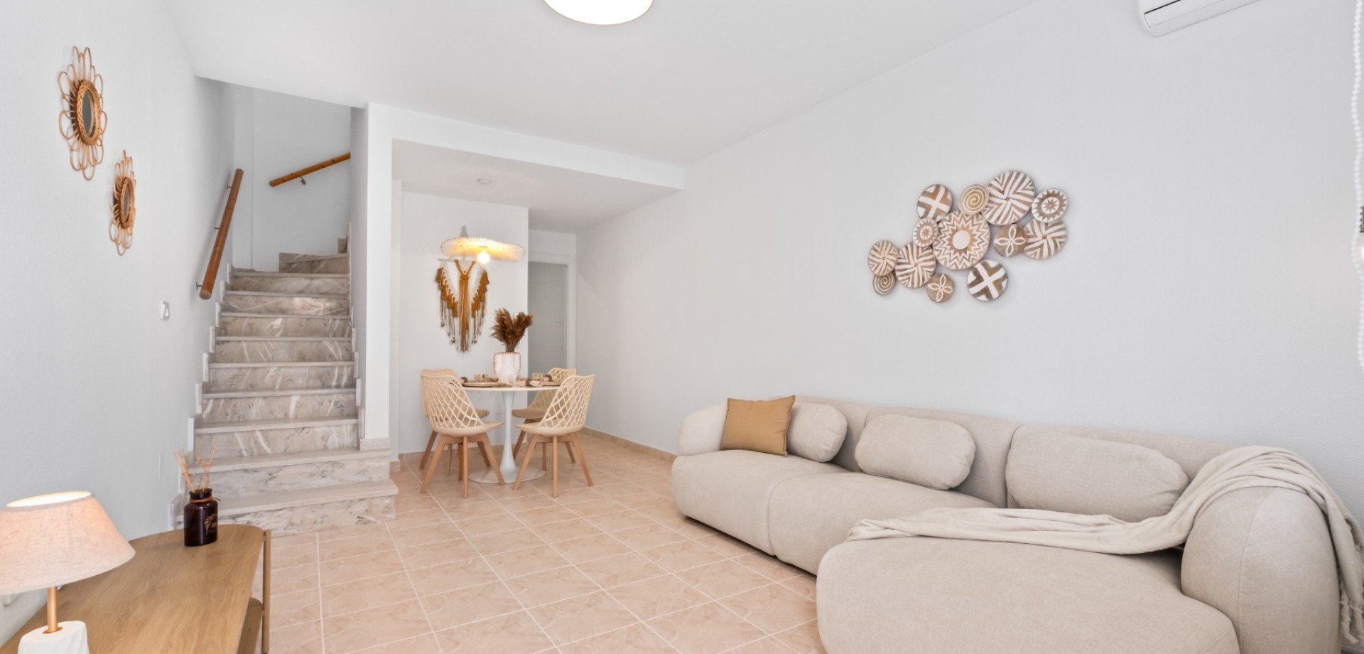This charming west-facing townhouse is located in the popular area of La Florida, Orihuela Costa, an - Image 1