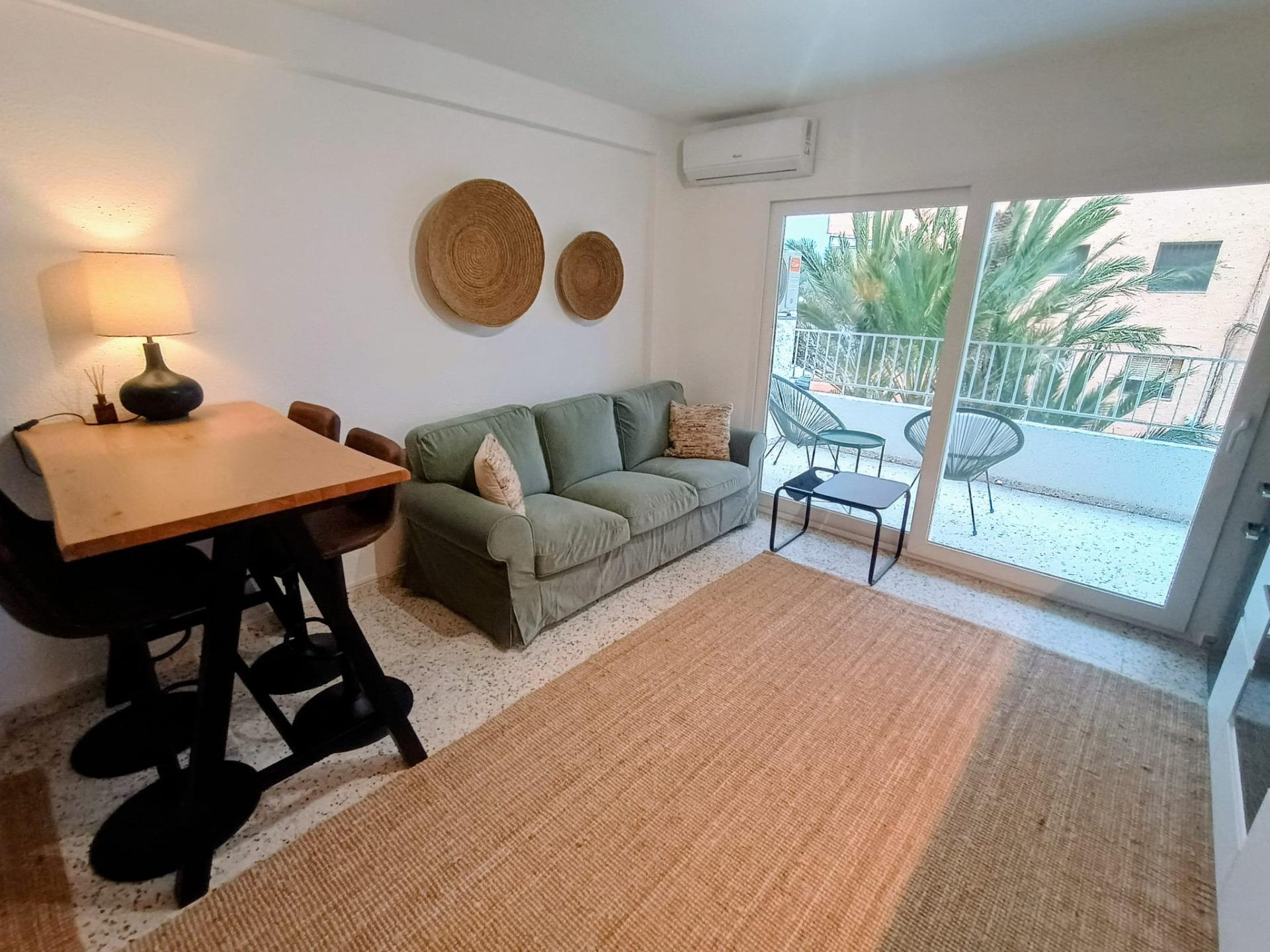 Discover this fantastic, fully renovated 2-bedroom, 1-bathroom apartment in the Pinomar area - Image 1