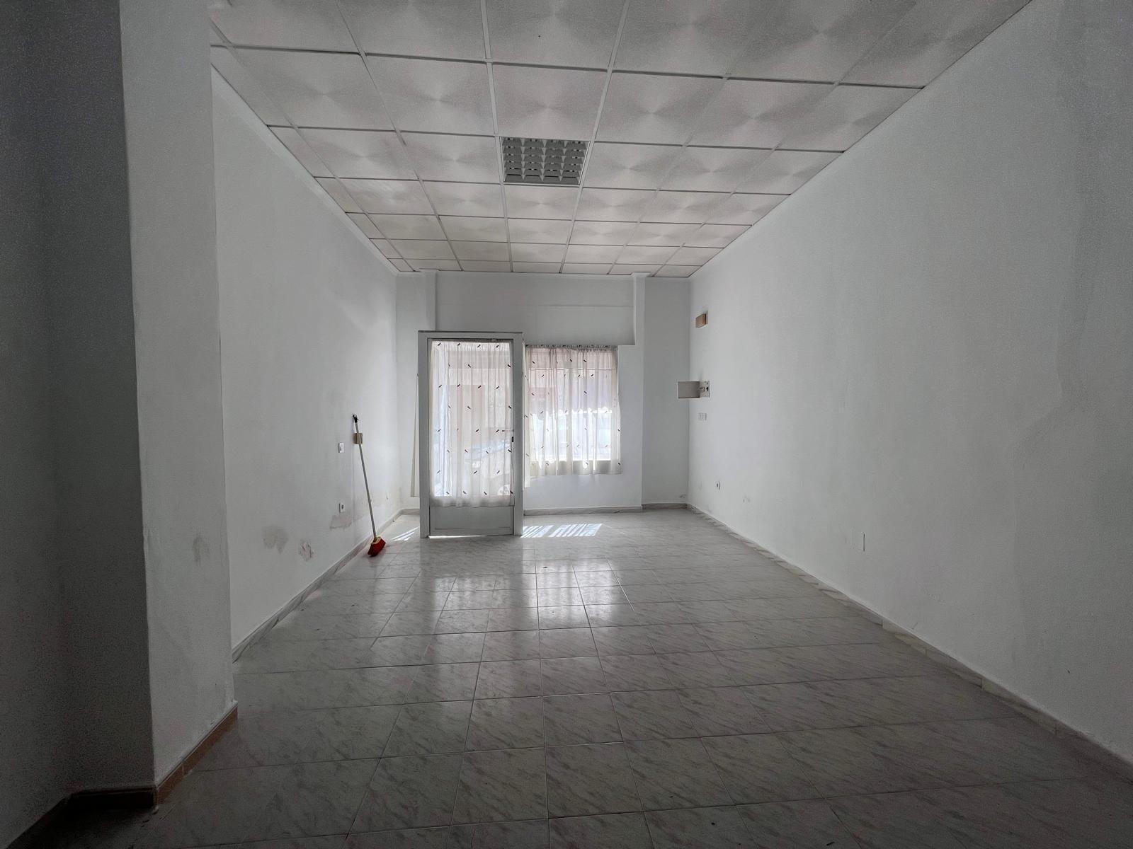 We present this excellent commercial space located in the heart of Torrevieja, a prime location that - Image 1