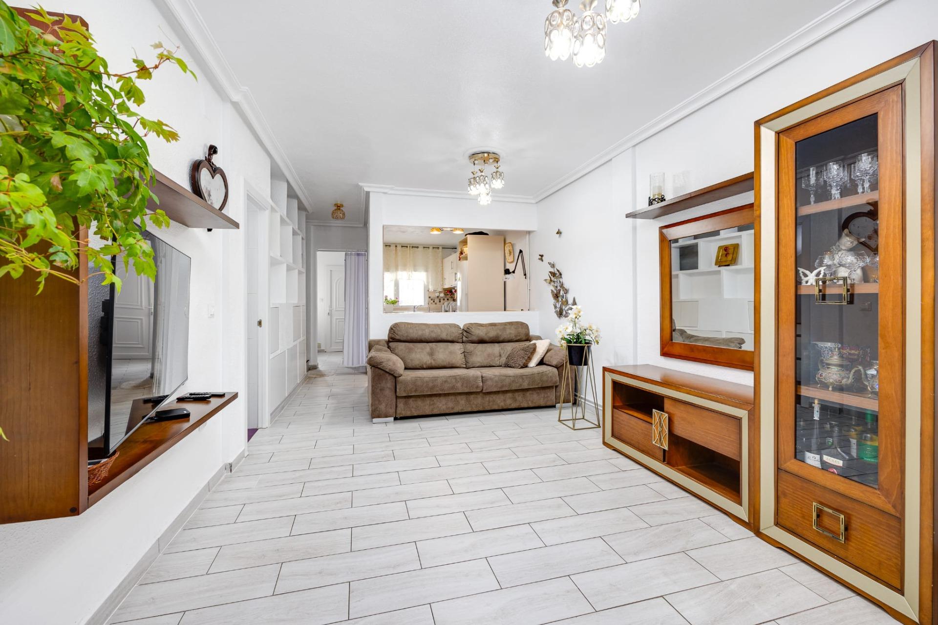 Discover this magnificent 3-bedroom, 1-bathroom townhouse located in the heart of Torrevieja, a uniq - Image 1