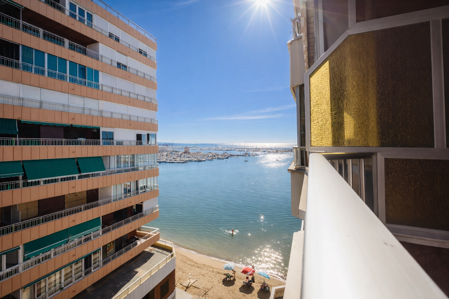 Discover this spacious and bright fifth-floor apartment in Playa del Acequión, Torrevieja, ideal bot