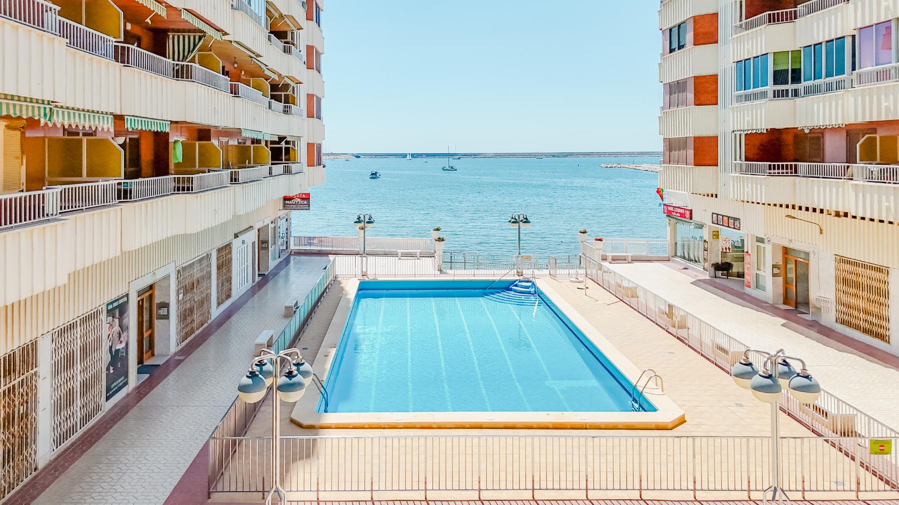 Discover this spacious and bright fifth-floor apartment in Playa del Acequión, Torrevieja, ideal bot