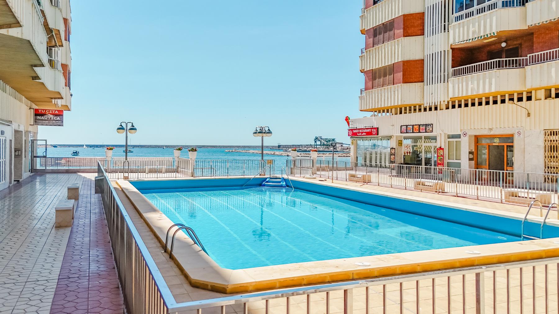Discover this spacious and bright fifth-floor apartment in Playa del Acequión, Torrevieja, ideal bot