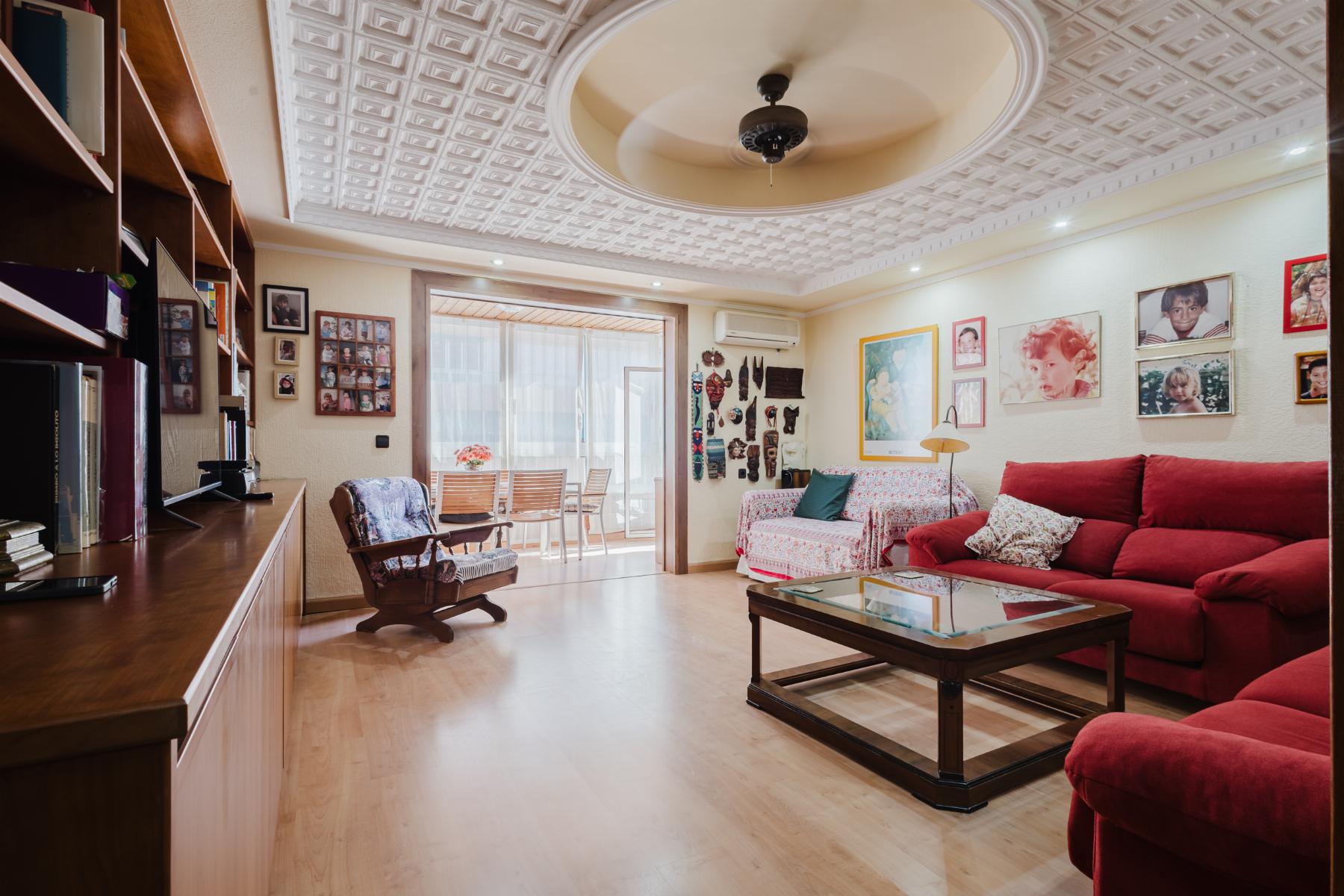 Discover this spacious and bright fifth-floor apartment in Playa del Acequión, Torrevieja, ideal bot