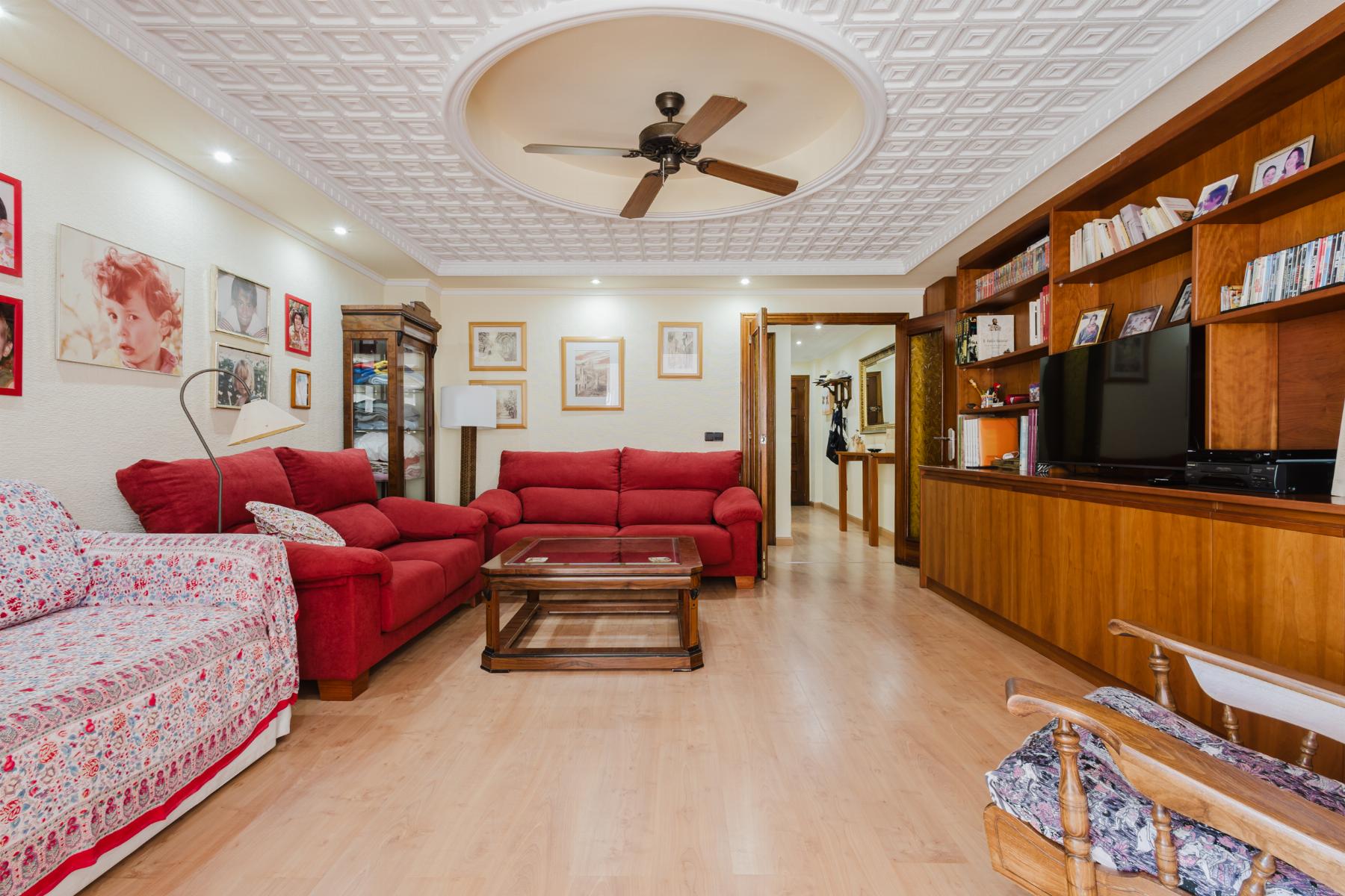 Discover this spacious and bright fifth-floor apartment in Playa del Acequión, Torrevieja, ideal bot