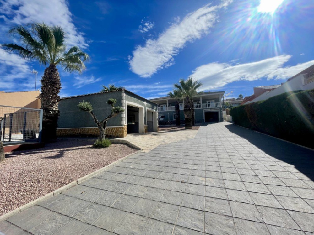 We are pleased to present this magnificent detached villa on a 1,100 m² plot, located just a few met - Image 1